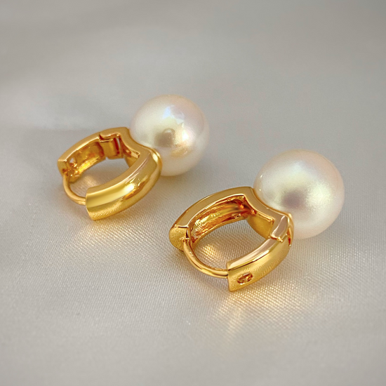 Pearl Huggie Earrings - Earrings - ONNNIII