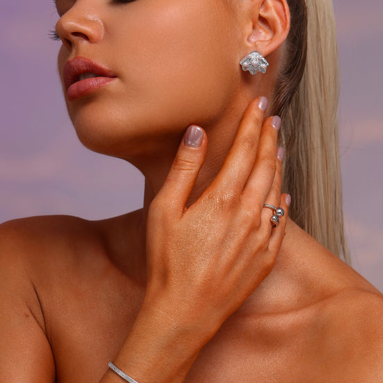 Shell Stud Earrings Inlaid with Pearls - Silver - Earrings - ONNNIII