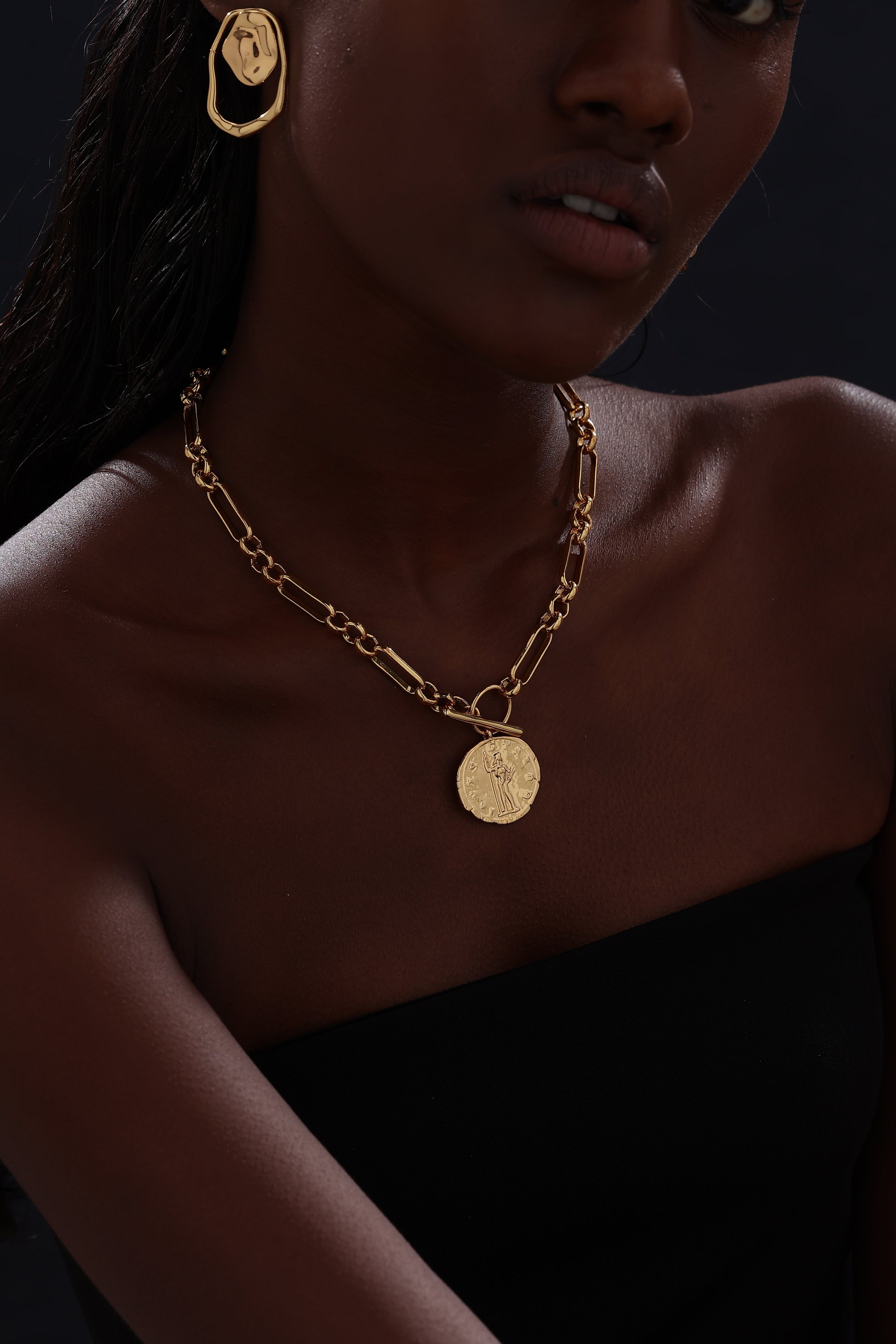 T-bar Curb Chain Necklace with Ancient Coin - Unisex - 18K Gold Plated - Necklace - ONNNIII