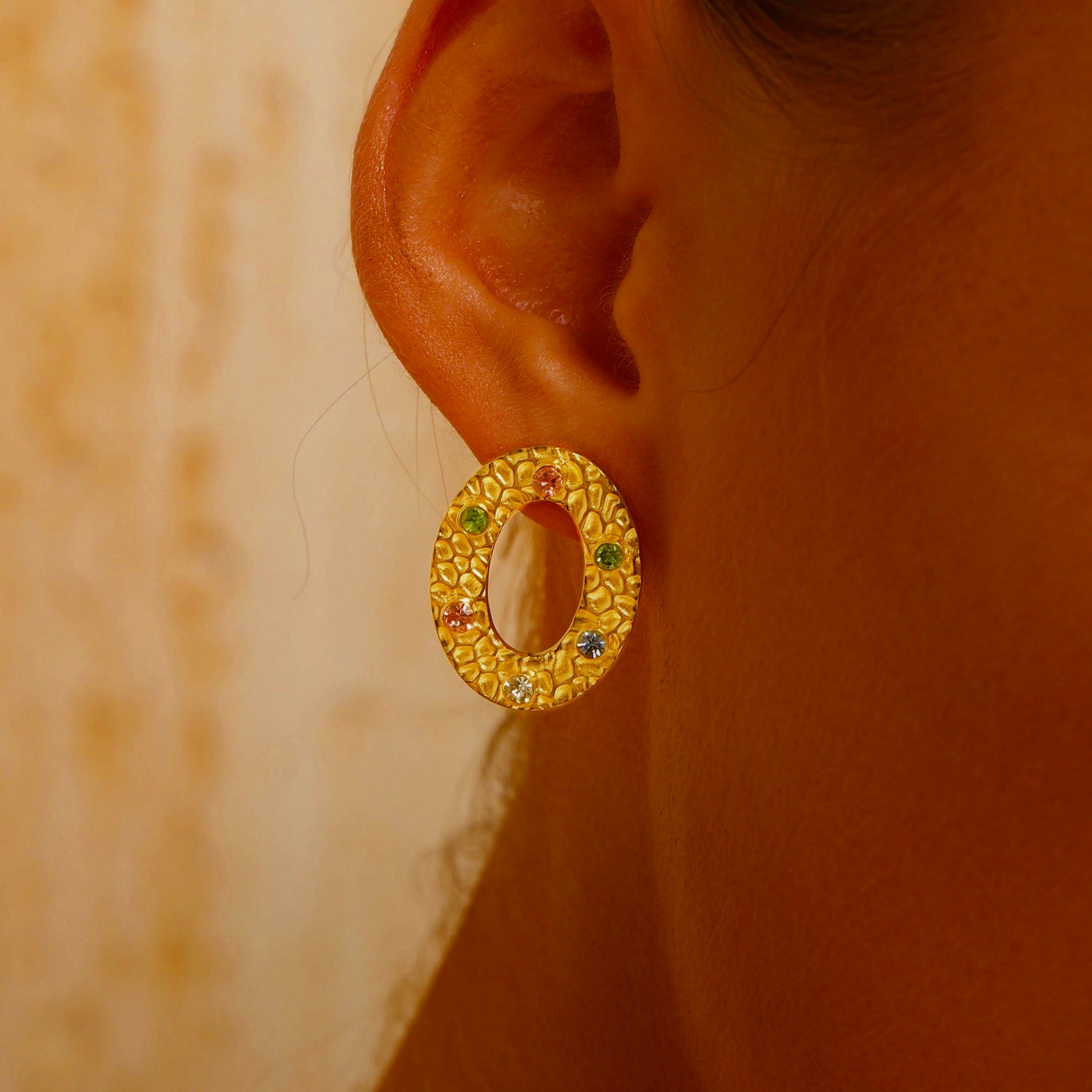 Textured Circle Stud Earrings Inlaid with Coloured CZ - 18K Gold Plated - Hypoallergenic - Earrings - ONNNIII