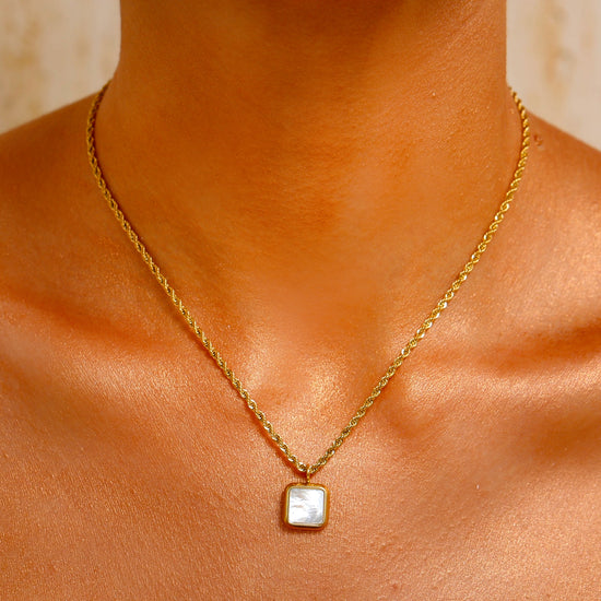 Mother-of-Pearl Pendant Necklace - 18K Gold Plated - Hypoallergenic - Necklace - ONNNIII
