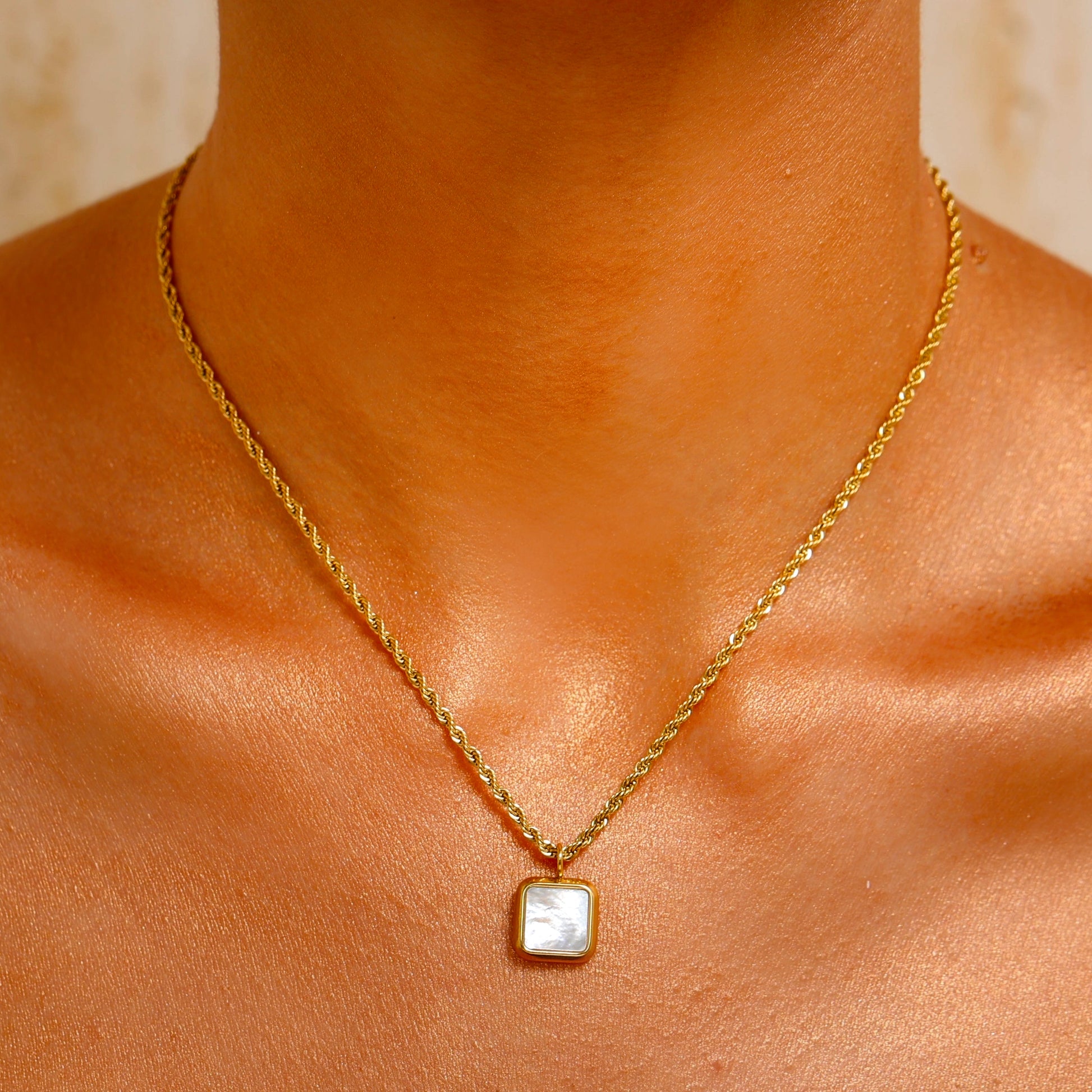 Mother-of-Pearl Pendant Necklace - 18K Gold Plated - Hypoallergenic - Necklace - ONNNIII