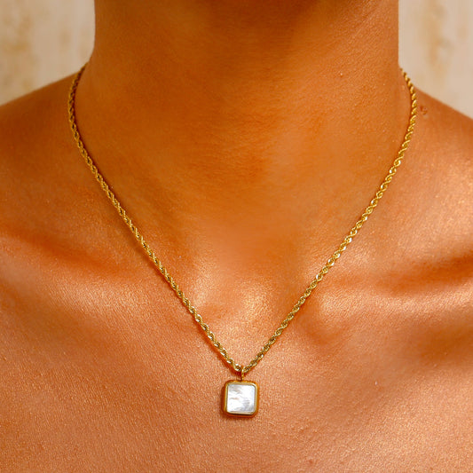 Mother-of-Pearl Pendant Necklace - 18K Gold Plated - Hypoallergenic - Necklace - ONNNIII