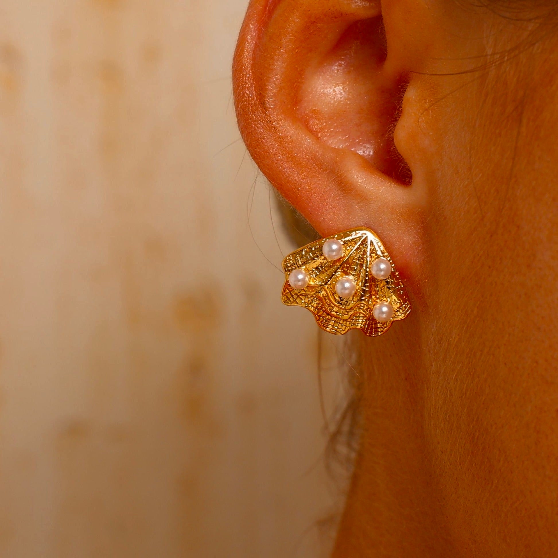 Shell Stud Earrings Inlaid with Pearls - 18K Gold Plated - Earrings - ONNNIII