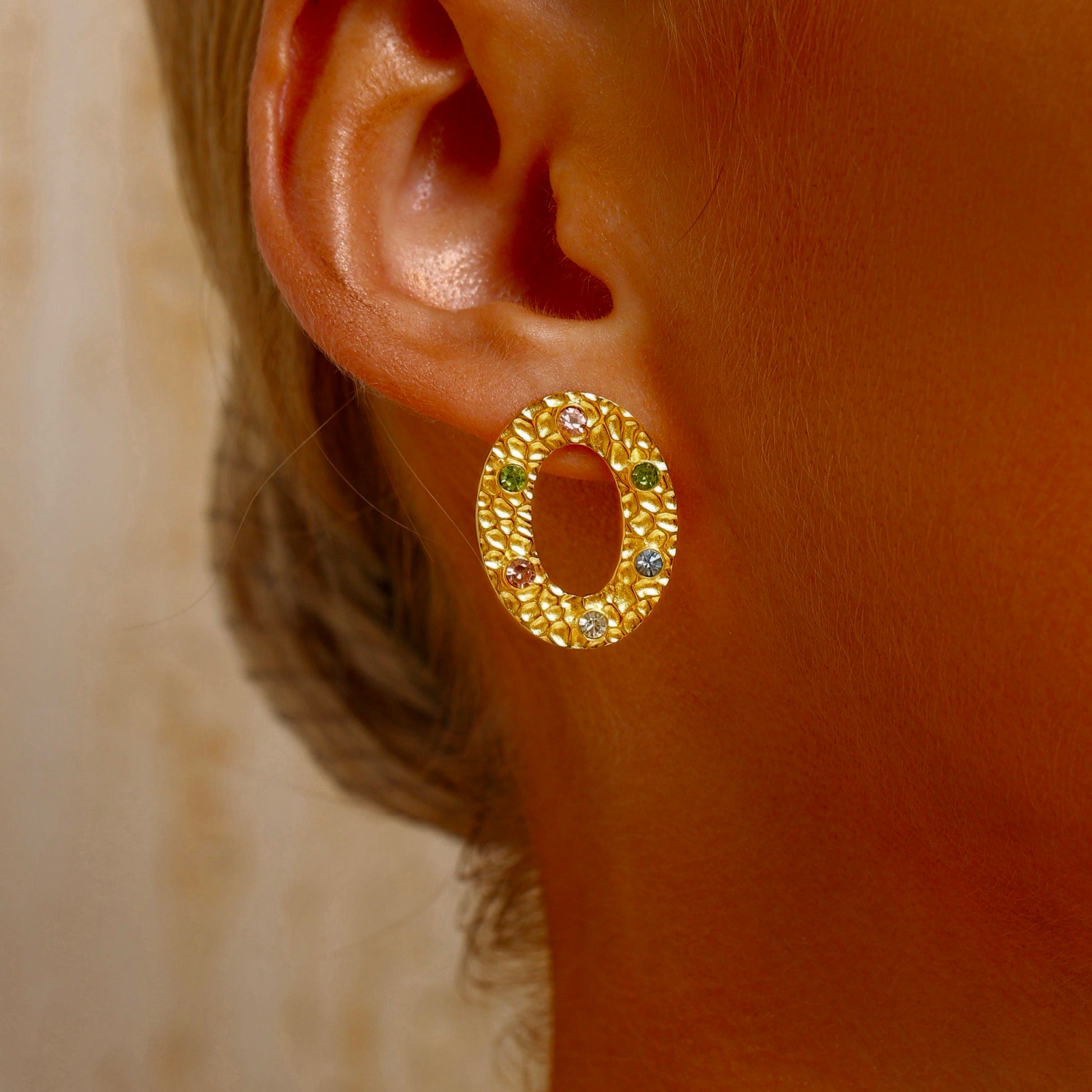 Textured Circle Stud Earrings Inlaid with Coloured CZ - 18K Gold Plated - Hypoallergenic - Earrings - ONNNIII
