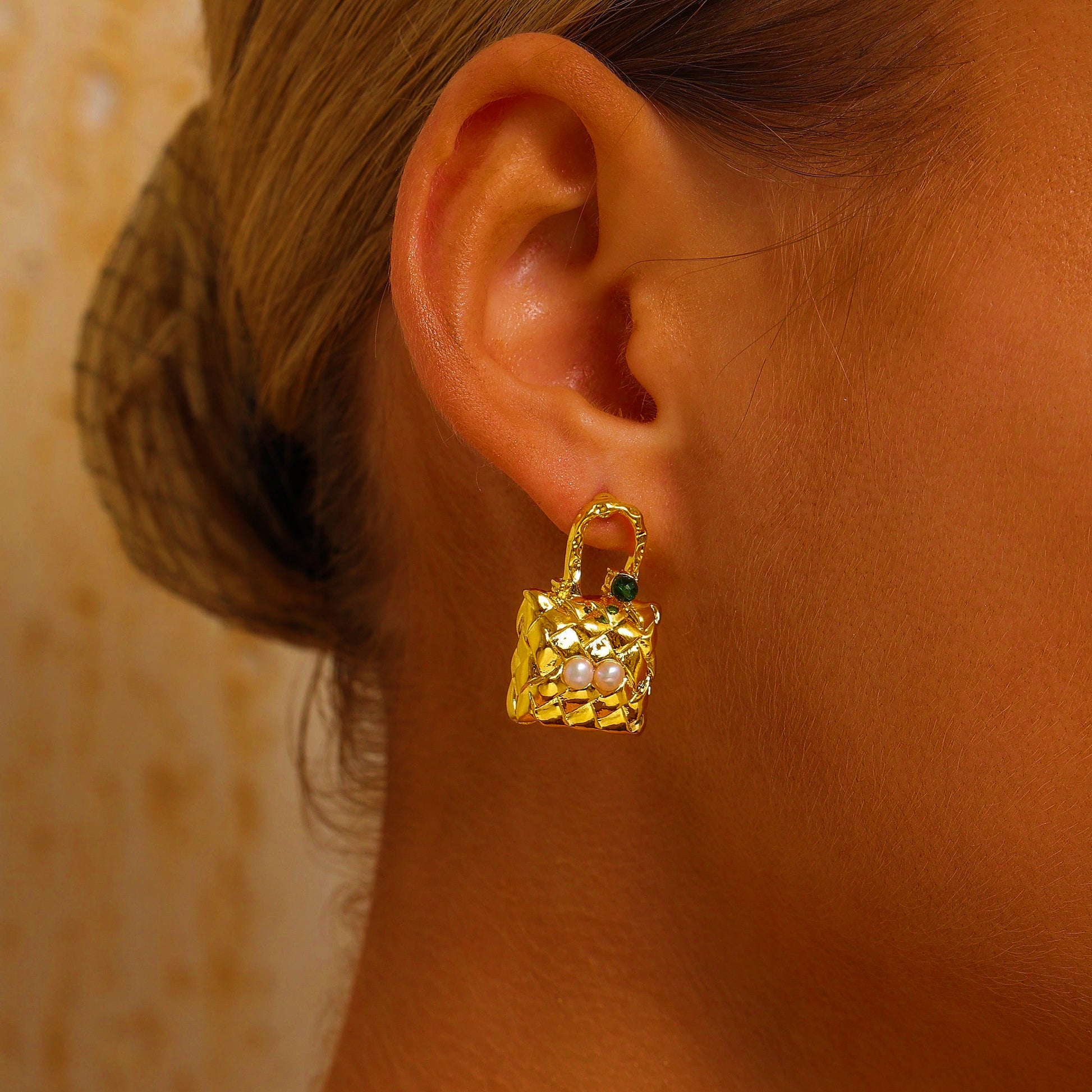 Quilted Handbag Stud Earrings Inlaid with Pearls - 18K Gold Plated - Earrings - ONNNIII