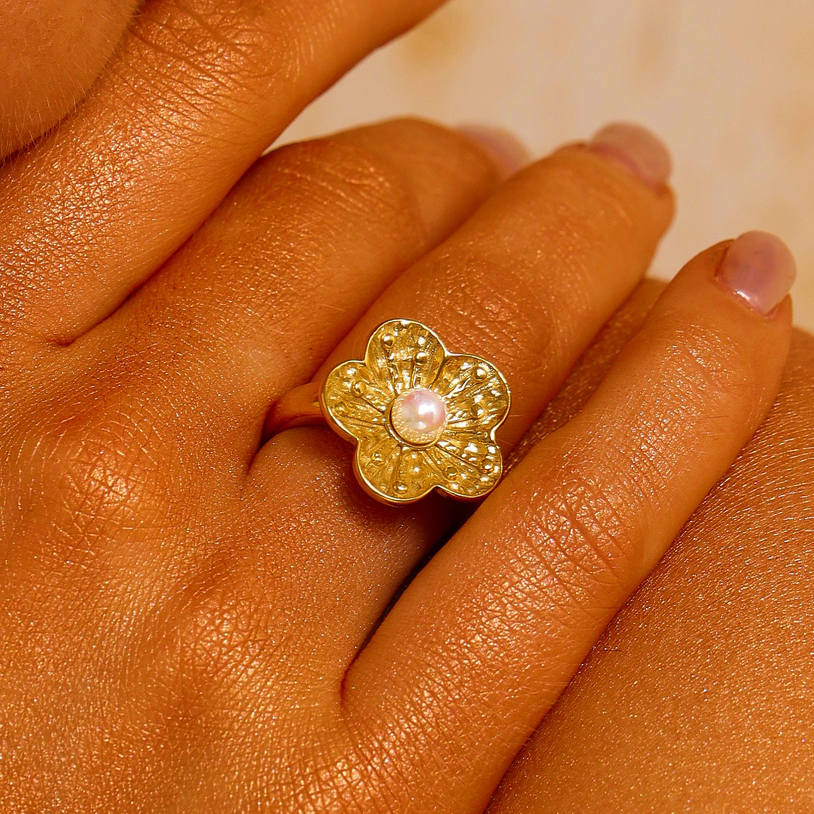 Flower Ring Inlaid with Pearl - 18K Gold Plated - Hypoallergenic - Ring - ONNNIII