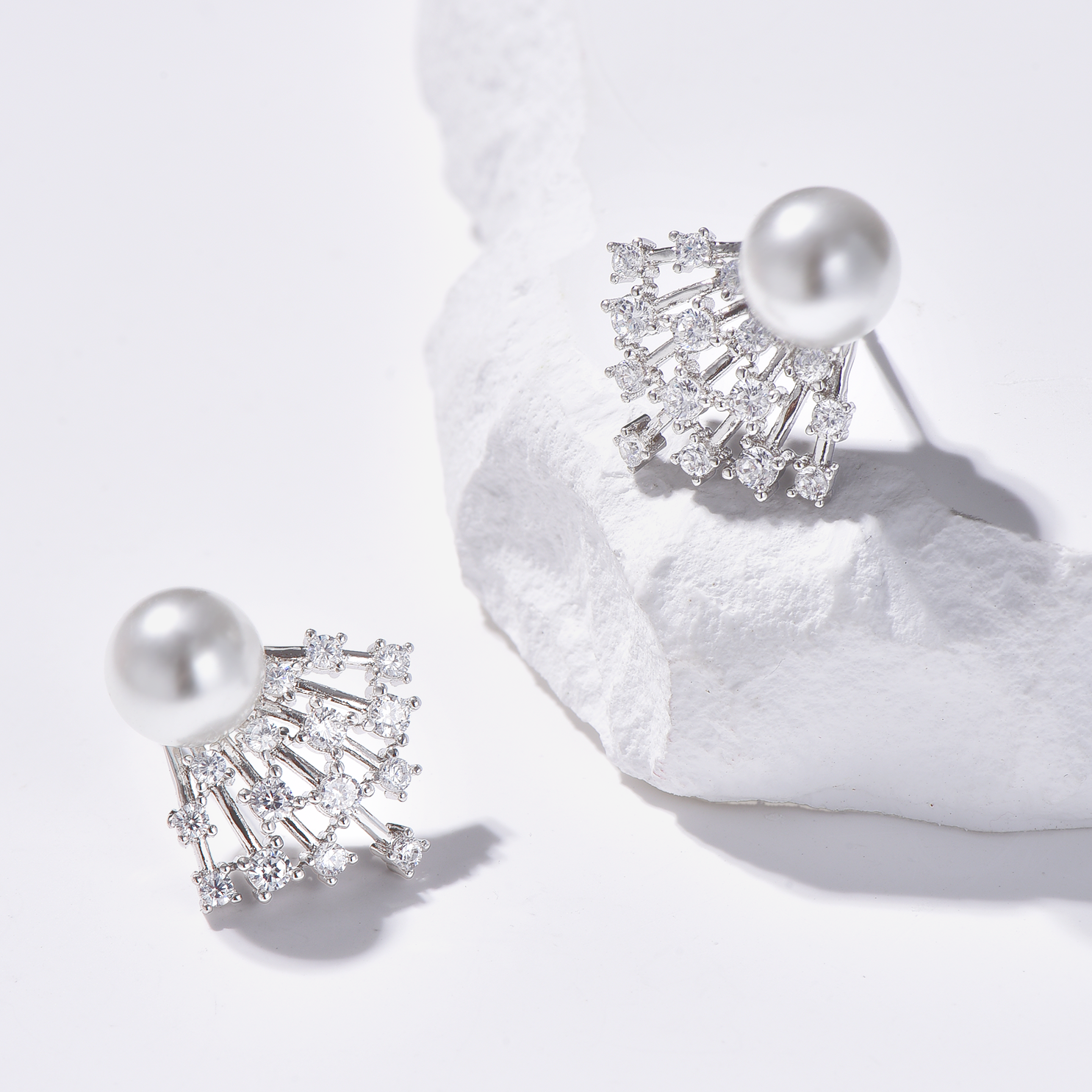 Pearl Scallop Stud Earrings Inlaid with CZ - Silver - Earrings - ONNNIII