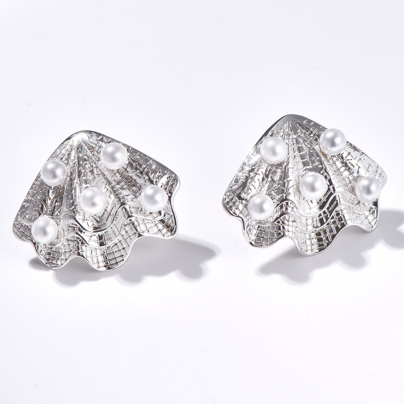 Shell Stud Earrings Inlaid with Pearls - Silver - Earrings - ONNNIII