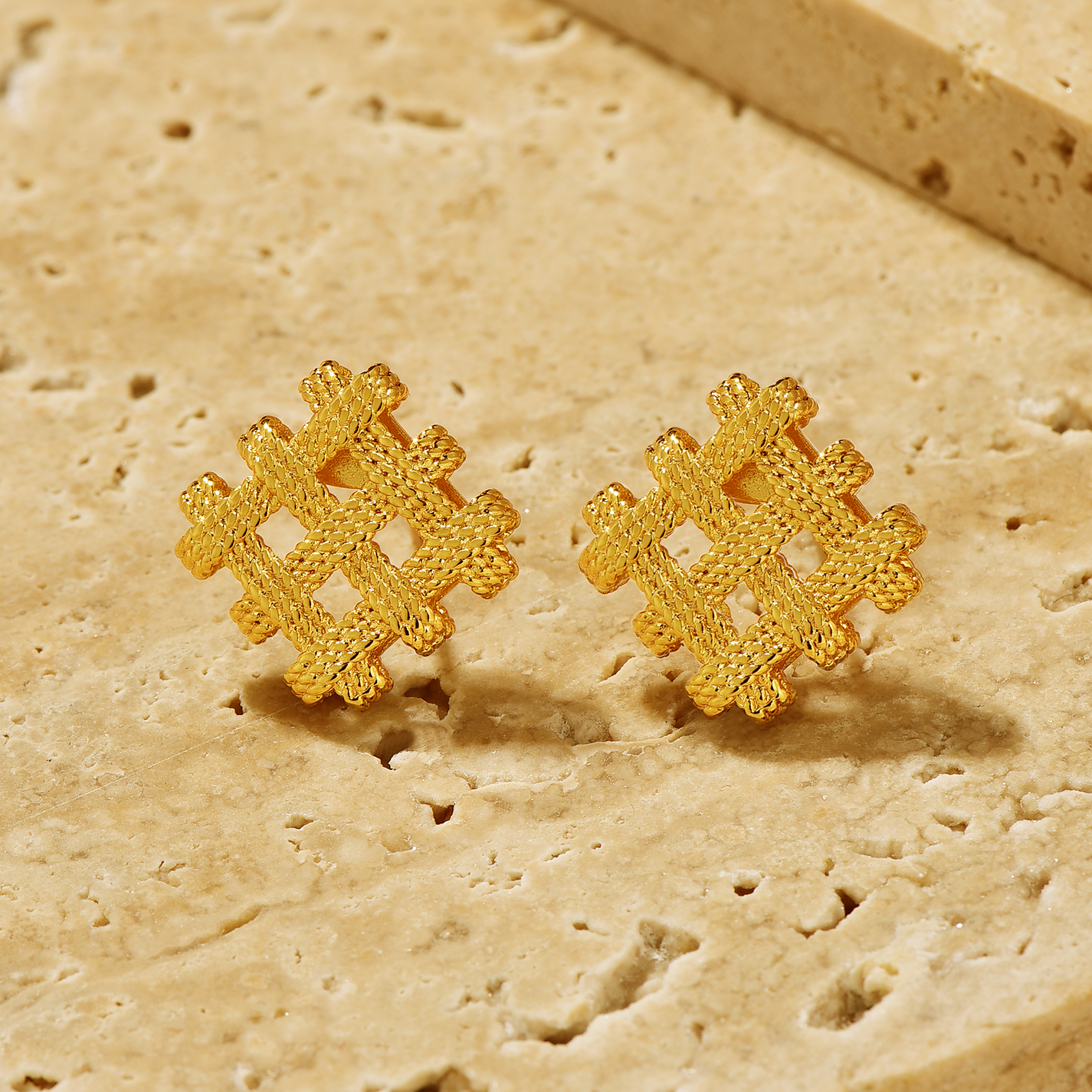 Knot Stud Earrings - 24K Gold Plated - Earrings - ONNNIII