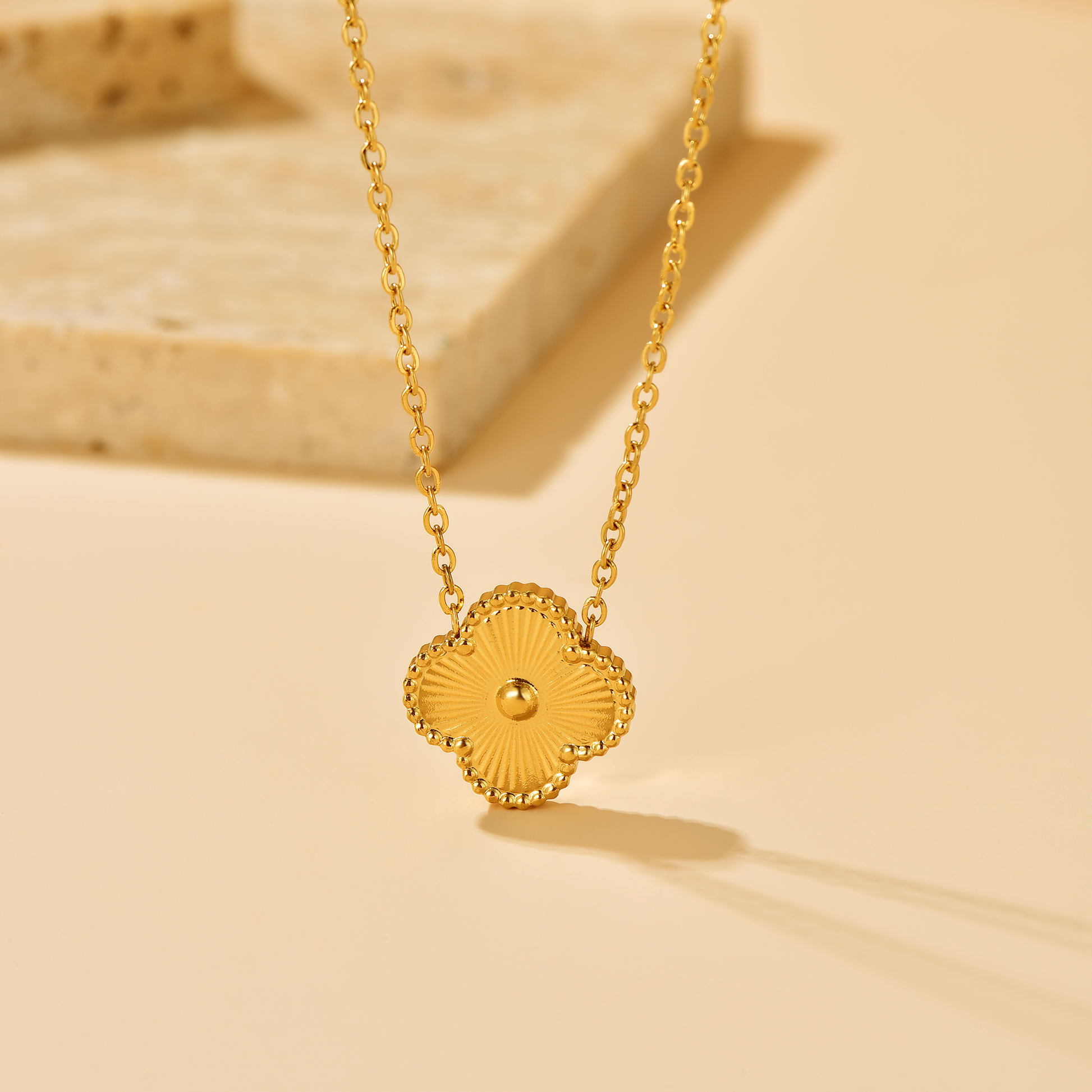 Clover Pendant Necklace - 18K Gold Plated - Waterproof - Tarnish-free -  Hypoallergenic - Stainless Steel / Surgical Steel